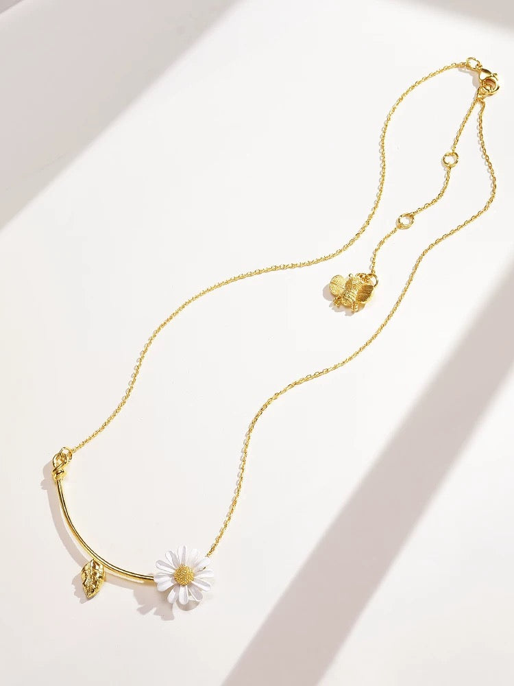 Kate Spade New York Daisy Flower Bar Necklace Gold Tone White Enamel Bee Charm