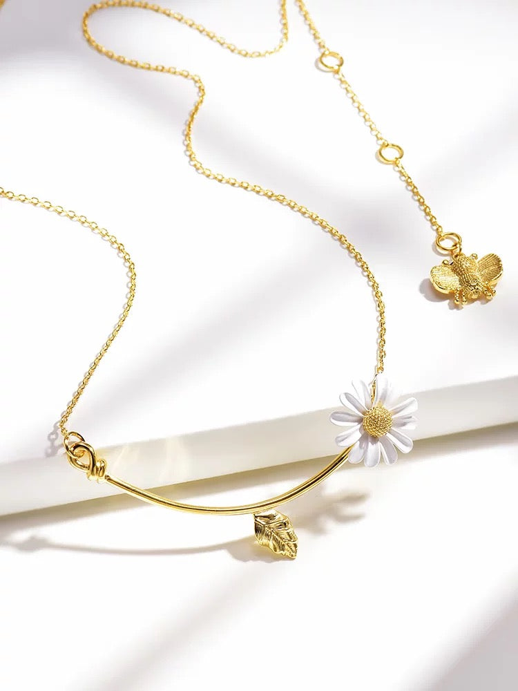Kate Spade New York Daisy Flower Bar Necklace Gold Tone White Enamel Bee Charm