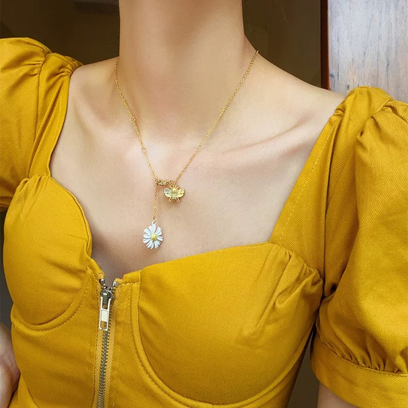 Kate Spade New York Daisy Flower Bar Necklace Gold Tone White Enamel Bee Charm