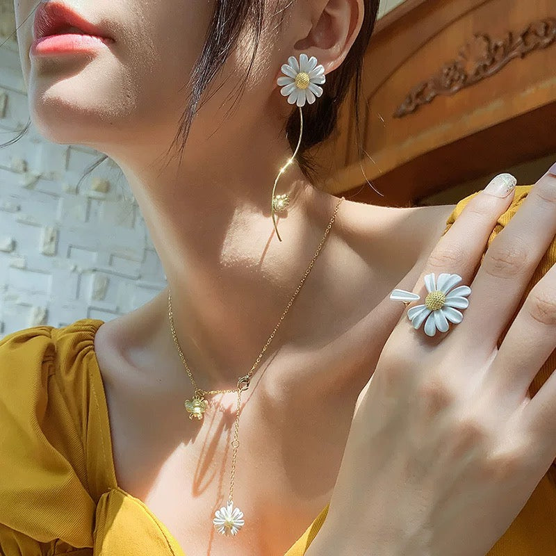 Kate Spade New York Daisy Flower Bar Necklace Gold Tone White Enamel Bee Charm