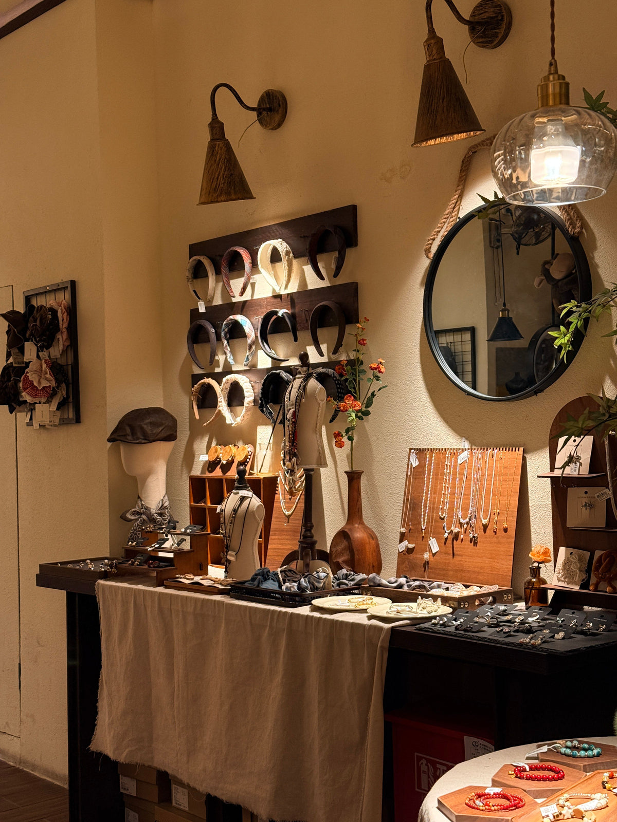 Lunea contact banner — boutique jewelry display